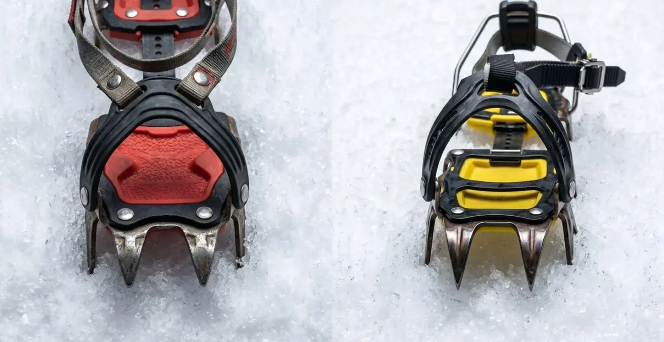 Comparaison visuelle entre crampons forestiers et crampons d'alpinisme sur névé