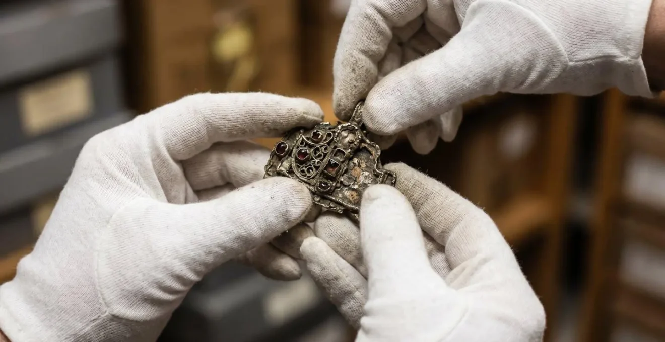 Un conservateur de musée partageant passionnément son savoir devant une œuvre dans les réserves