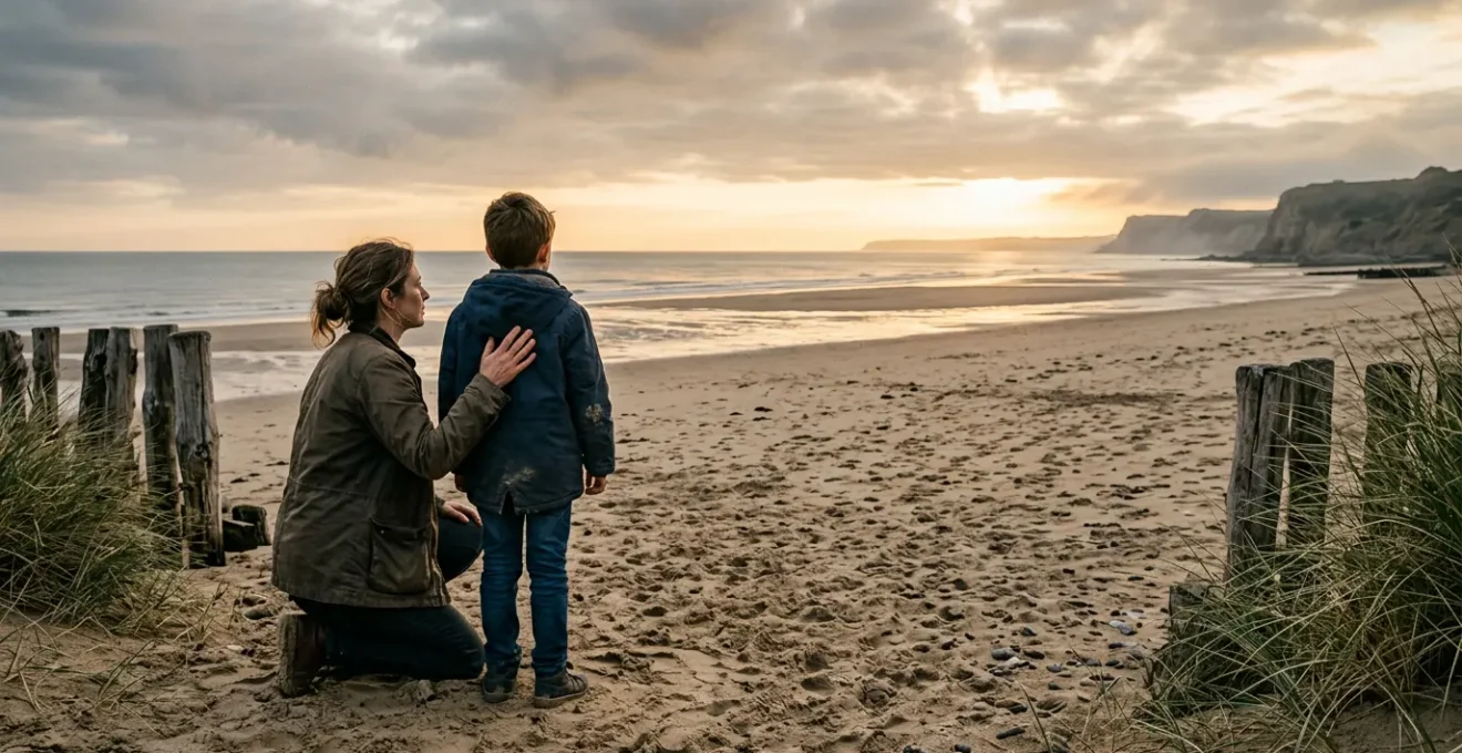 Famille debout sur une plage de Normandie face à la mer, parent et enfant contemplant l'horizon