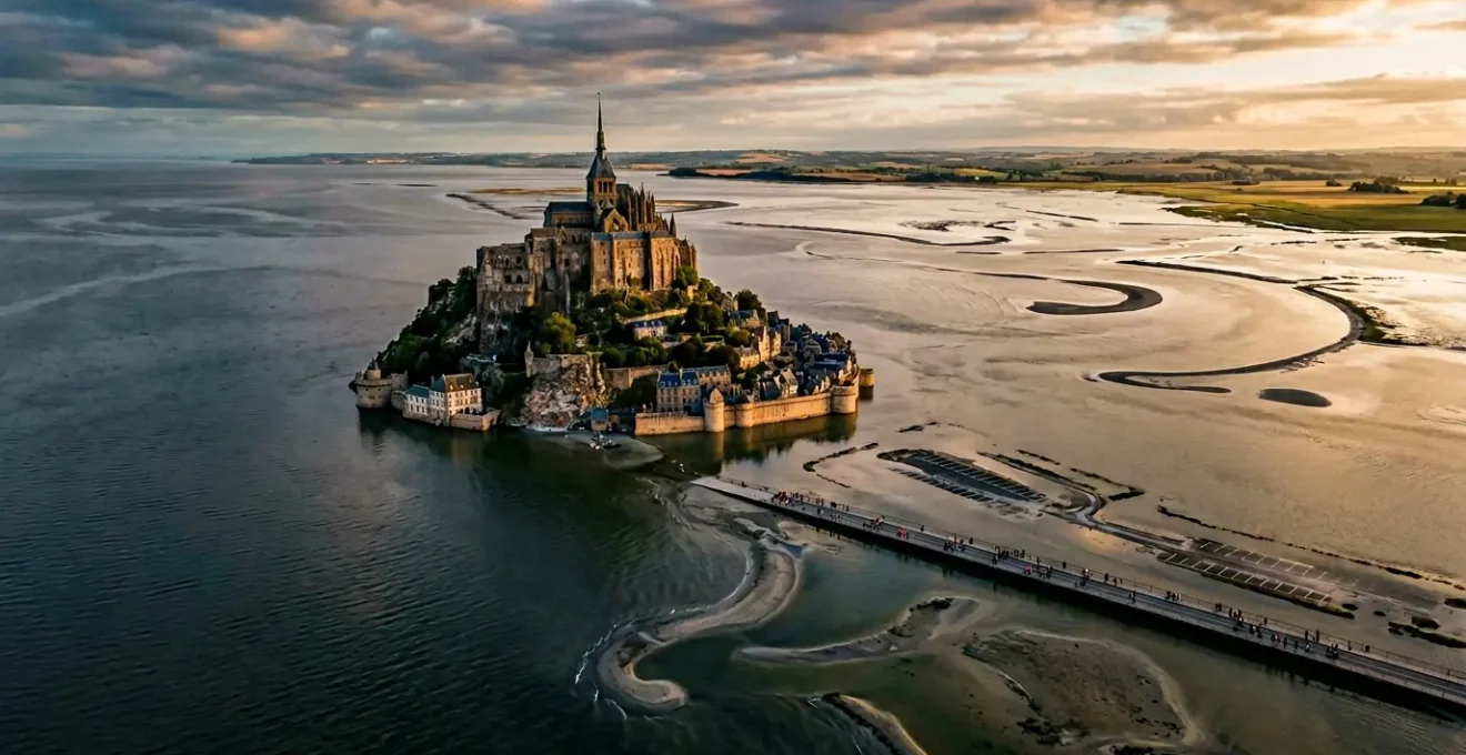 Vue aérienne de la baie du Mont-Saint-Michel lors d'une grande marée, montrant l'eau qui entoure le mont et les parkings submergés