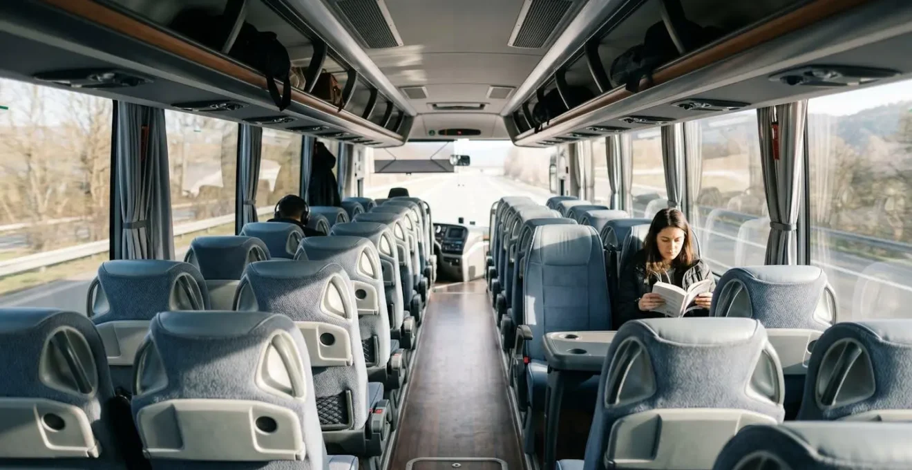 Vue intérieure d'un bus de voyage montrant l'aménagement des espaces personnels
